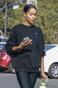laura-harrier-keeps-it-casual-while-picking-up-juice-in-los-feliz-01.11.2025-6.jpg