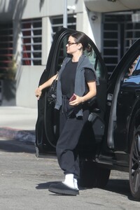 lucy-hale-enjoys-spa-day-in-beverly-hills-01.05.2025-0.jpg