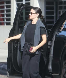 lucy-hale-enjoys-spa-day-in-beverly-hills-01.05.2025-3.jpg
