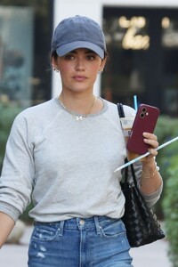 lucy-hale-stops-at-erewhon-after-studio-city-fire-evacuation-01.09.2025-1.jpg
