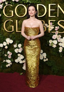 mikey-madison-glows-in-custom-bottega-veneta-at-golden-globes-2025-2.jpg