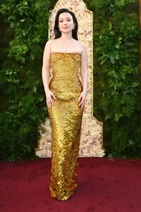 mikey-madison-glows-in-custom-bottega-veneta-at-golden-globes-2025-5.jpg