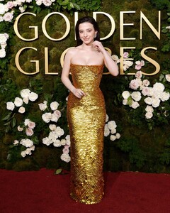 mikey-madison-glows-in-custom-bottega-veneta-at-golden-globes-2025-6.jpg