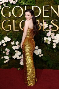 mikey-madison-glows-in-custom-bottega-veneta-at-golden-globes-2025-7.jpg