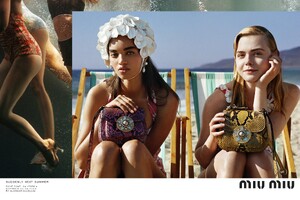 miu-miu-spring-summer-2017-elle-fanning-lara-stone-carolyn-murphy-karen-elson-ellen-rosa-by-alasdair-mclellan-03.thumb.jpg.24daf5f006627815b8a0649ee1db7371.jpg