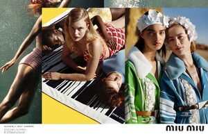 miu-miu-spring-summer-2017-elle-fanning-lara-stone-carolyn-murphy-karen-elson-ellen-rosa-by-alasdair-mclellan-05.thumb.jpg.72fcf044b3e4849eb9407f1b173a8d0e.jpg