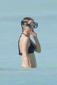 natalie-portman-enjoys-family-holiday-at-le-barthelemy-hotel-beach-12.27.2024-0.jpg