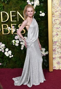 nicole-kidman-dazzles-in-balenciaga-at-golden-globes-2025-1.jpg