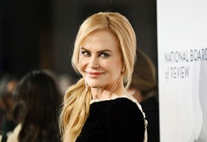 nicole-kidman-s-show-stopping-gown-at-national-board-of-review-awards-gala-11.jpg
