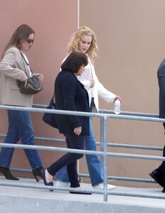 nicole-kidman-spotted-stepping-out-in-palm-springs-03.01.2025-0.jpg