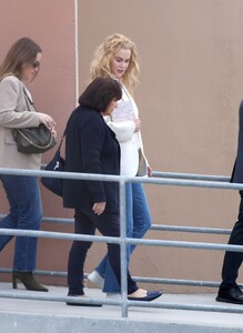 nicole-kidman-spotted-stepping-out-in-palm-springs-03.01.2025-1.jpg