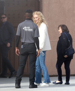 nicole-kidman-spotted-stepping-out-in-palm-springs-03.01.2025-2.jpg