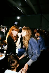 oscardelarentass2001backstage10.thumb.JPG.404750c1b220f112fdefa1e9aba602f7.JPG