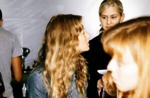 oscardelarentass2001backstage19.thumb.JPG.f6f5ce4ba8dc809c31b2b4246d07da4a.JPG