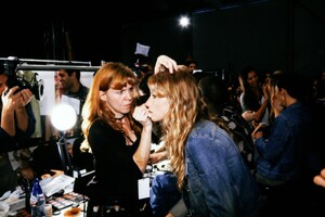 oscardelarentass2001backstage2.thumb.JPG.6d0fada6515672ba2f0f72299ede1324.JPG