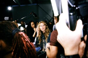 oscardelarentass2001backstage24.thumb.JPG.7c7ac7ca9837f9ee0b0ae900723fee08.JPG