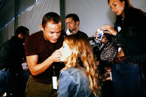 oscardelarentass2001backstage4.thumb.JPG.d597be4e451f79f6d0de85b9a8cb522b.JPG