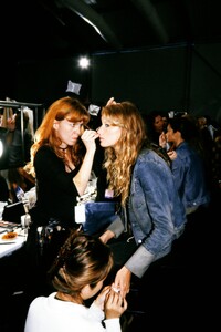 oscardelarentass2001backstage8.thumb.JPG.ab62987636e25f0e5ff8cecdd95a0870.JPG