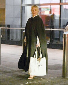 pamela-anderson-arrives-at-jfk-airport-in-new-york-01-07-2024-5.jpg