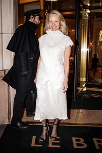 pamela-anderson-enjoys-paris-fashion-week-01.26.2025-5.jpg