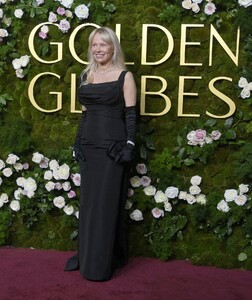 pamela-anderson-s-diamond-drenched-golden-globes-look-marks-return-to-old-hollywood-glamour-2.jpg
