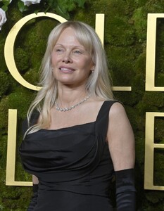 pamela-anderson-s-diamond-drenched-golden-globes-look-marks-return-to-old-hollywood-glamour-4.jpg