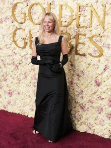 pamela-anderson-s-diamond-drenched-golden-globes-look-marks-return-to-old-hollywood-glamour-7.jpg