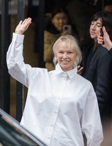 pamela-anderson-s-minimalist-magic-at-jacquemus-fall-2025-0.jpg