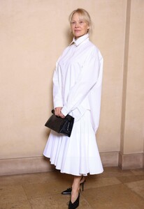 pamela-anderson-s-minimalist-magic-at-jacquemus-fall-2025-5.jpg