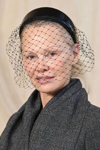 pamela-anderson-s-retro-glam-at-dior-couture-2025-1.jpg