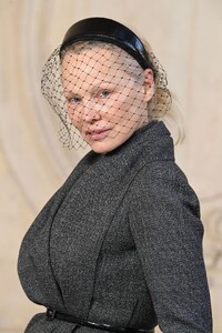 pamela-anderson-s-retro-glam-at-dior-couture-2025-2.jpg