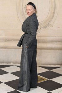 pamela-anderson-s-retro-glam-at-dior-couture-2025-3.jpg