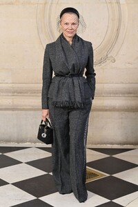 pamela-anderson-s-retro-glam-at-dior-couture-2025-6.jpg