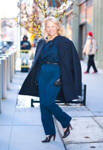 pamela-anderson-spotted-in-hudson-square-new-york-01.07.2025-1.jpg