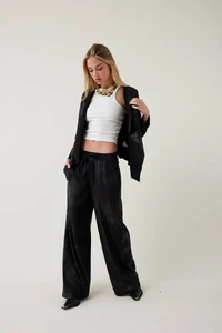 pantalon-camille-negro.thumb.webp.72a6b14cc9c90aa2a15fd3f93eecb407.webp