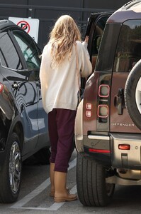 paris-jackson-brings-haute-couture-to-hair-appointment-10-17-2024-2.jpg