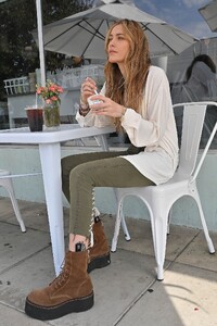 paris-jackson-sweets-up-in-la-at-magnolia-bakery-10-13-2024-4.jpg