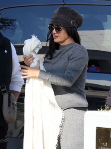 salma-hayek-at-athens-airport-11-19-2024-2.jpg