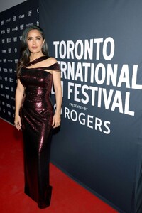 salma-hayek-s-red-carpet-revolution-embracing-grey-and-glamour-6.jpg