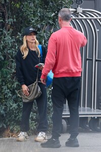 sarah-michelle-gellar-and-freddie-prinze-jr.-turned-away-from-full-hotel-01.09.2025-4.jpg