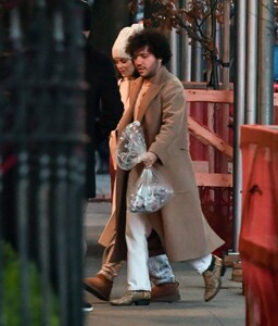 selena-gomez-and-benny-blanco-spotted-together-in-new-york-12.25.2024-0.jpg