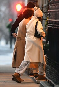 selena-gomez-and-benny-blanco-spotted-together-in-new-york-12.25.2024-1.jpg