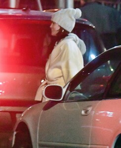 selena-gomez-and-benny-blanco-spotted-together-in-new-york-12.25.2024-4.jpg