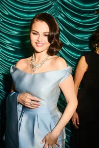 selena-gomez-at-golden-globes-2025-portraits-3.jpg