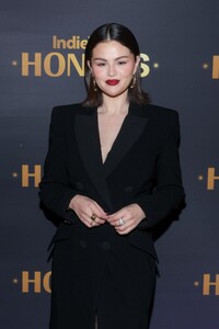 selena-gomez-receives-spotlight-award-at-indiewire-honors-2024-2.jpg