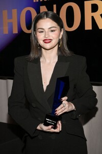 selena-gomez-receives-spotlight-award-at-indiewire-honors-2024-6.jpg