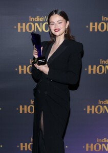selena-gomez-receives-spotlight-award-at-indiewire-honors-2024-9.jpg