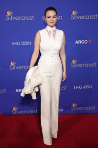 selena-gomez-redefines-power-dressing-in-ralph-lauren-at-palm-springs-awards-11.jpg