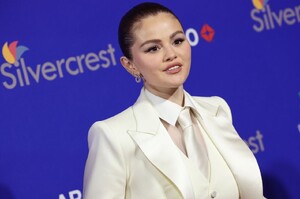 selena-gomez-redefines-power-dressing-in-ralph-lauren-at-palm-springs-awards-2.jpg