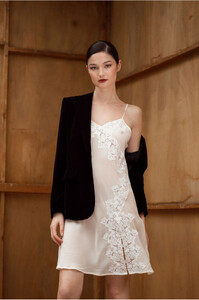 silk-crepe-nightgown(4).thumb.jpg.bdfc98c73dfa273ba8fee962f72ac16b.jpg